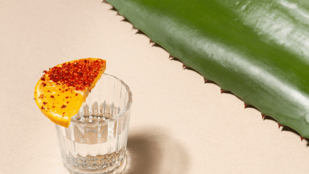 Selección de mezcales artesanales de Oaxaca servidos en vaso