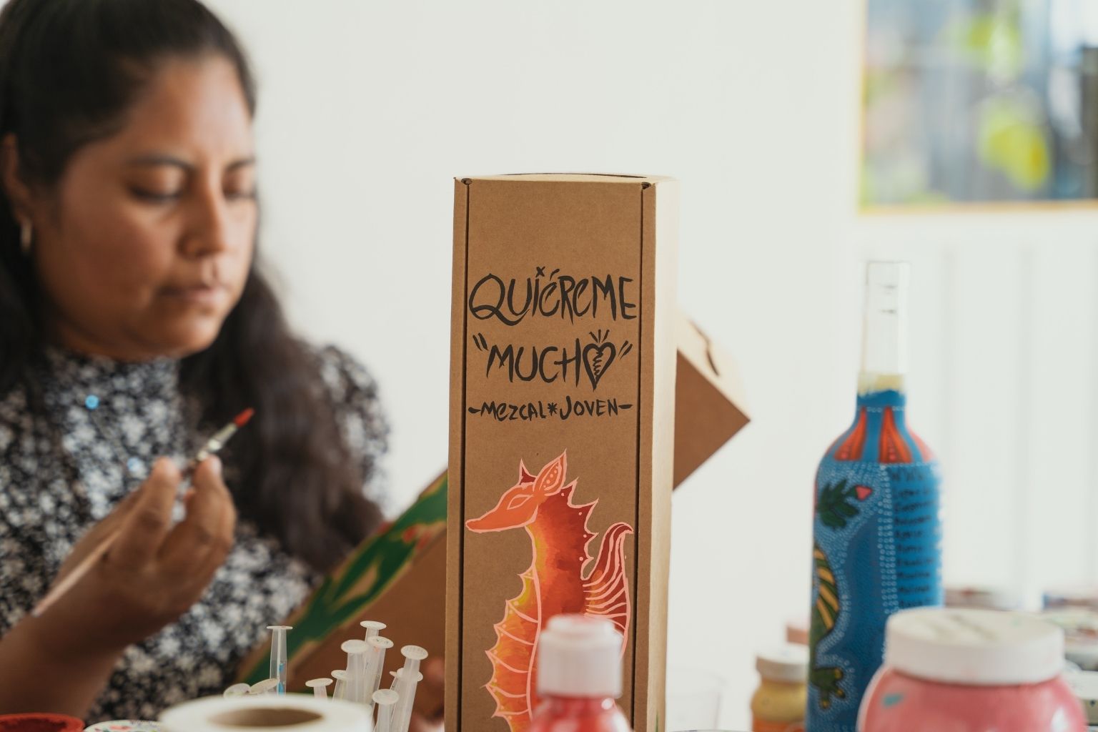 Mezcal Espadín joven con Caja – Edición Especial “Quiéreme Mucho” - Imagen 2